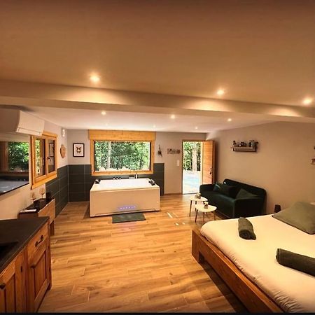 Jacuzzi En Foret L'Esperou Luaran gambar