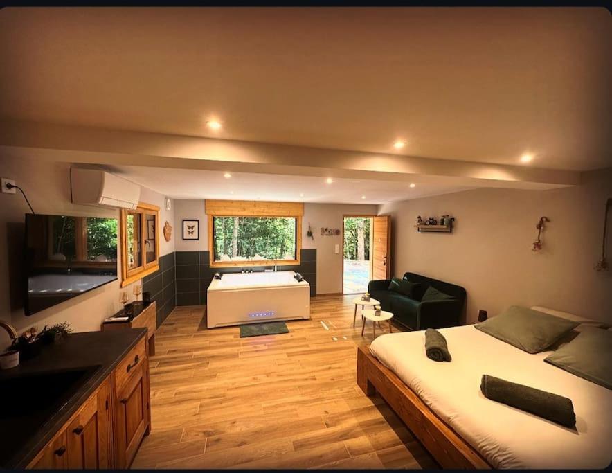 Jacuzzi En Foret L'Esperou Luaran gambar